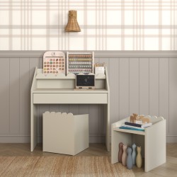 Kompaktowe Biurko Montessori dla Dzieci Book Nook Latte  – Drewniane Biurko z Półką 2–8 lat