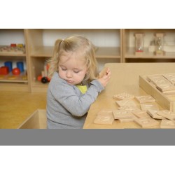 MASTERKIDZ Zabawka Sensoryczna Rozpoznaj Dotykiem Literki Cyfry Kształty Montessori