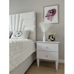 Biała szafka nocna z 2 szufladami Bellamy Royal – klasyczny stolik nocny do sypialni i pokoju dziecka