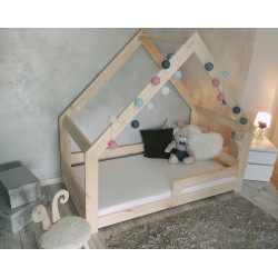 Łóżko Domek dziecięce 140x70 klasyczne + barierka + stelaż