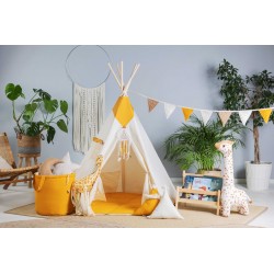 Namiot Tipi Chatka Puchatka z matą i poduszkami w pokoju dziecka