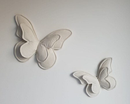 dekoracja-sciany-w-pokoju-dzieciecym-motyle-bezowe